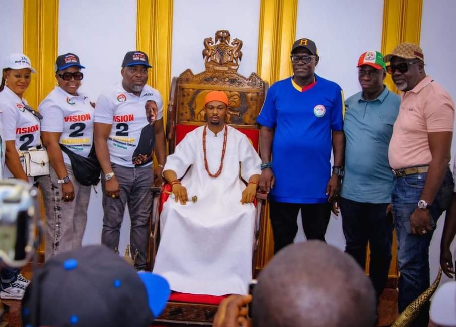 Delta State PDP Visits Issele-Uku Monarch, Obi Nduka, Presents Emma Chinye, Other Aniocha North LG Election Candidates   … As Emma Chinye, Nneka Dibia, PDP Chairman Receive Royal Blessings